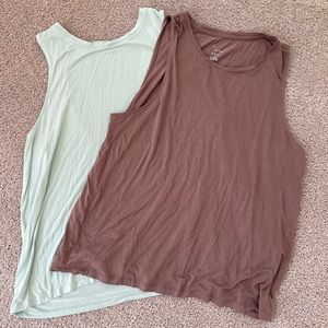 🚨 2 sleeveless tops